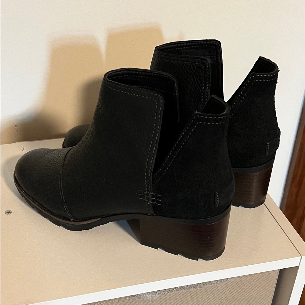 Sorel Black Leather and Suede Ankle Boots